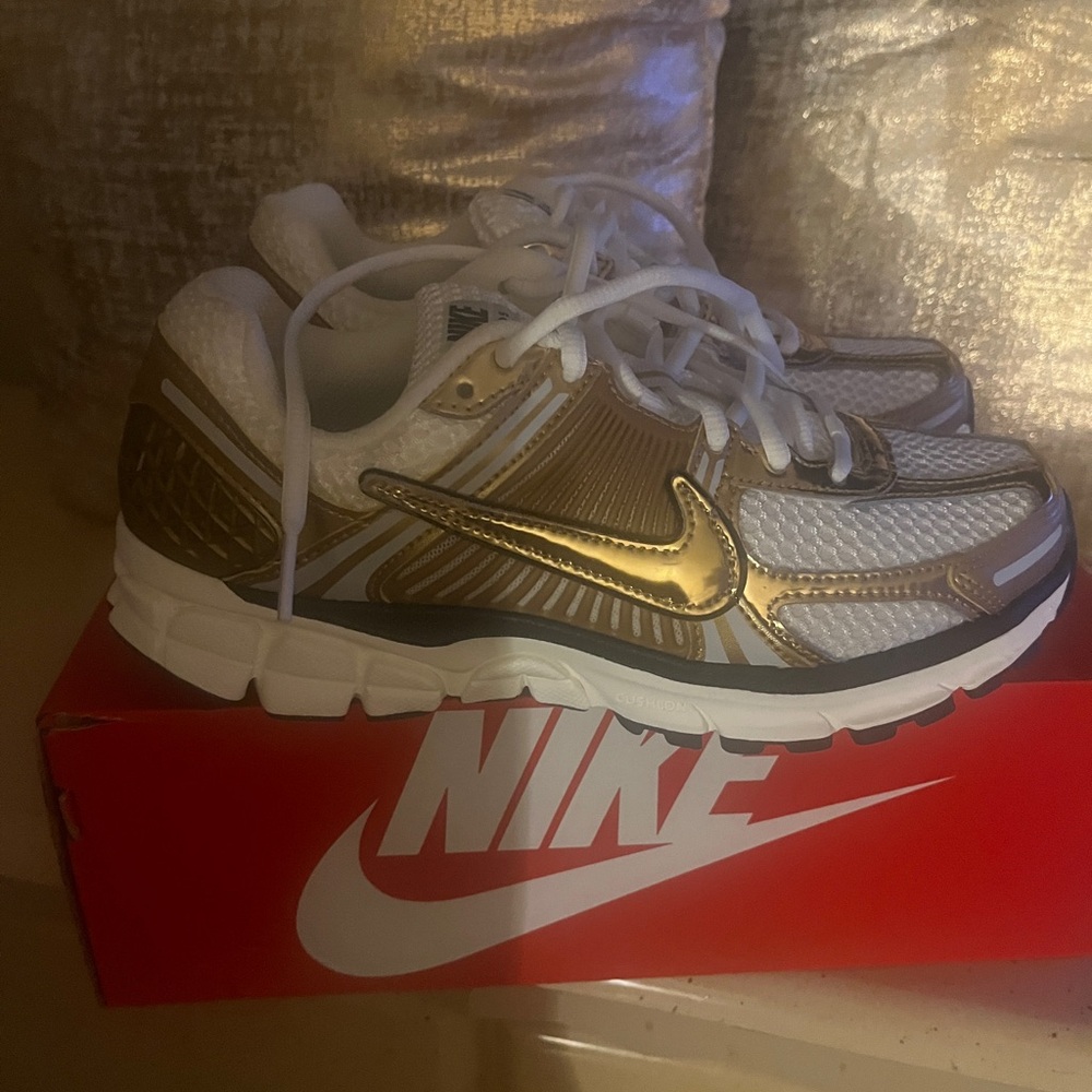 Nike Zoom Vomero 5 in Gold and White
